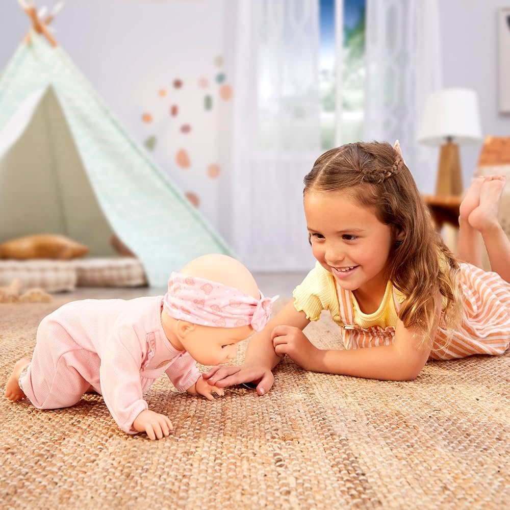 девочка играет с Baby Born